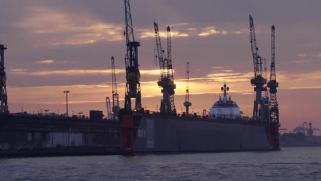 muelles del puerto de hamburgo con puesta de sol escénica en cámara lenta