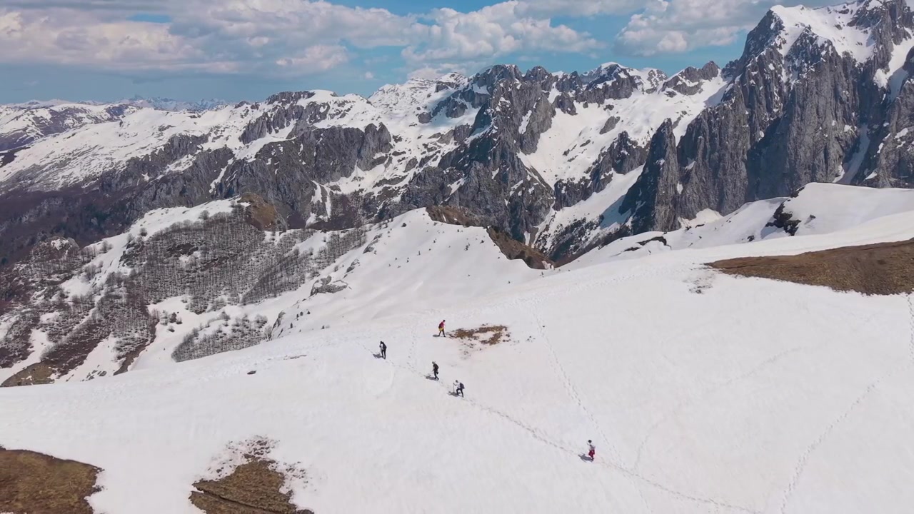 Incredibile video con drone di escursionisti che si riposano nella neve a Maja e Vajushës, nell'Albania settentrionale.