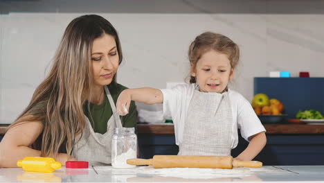 La-Pequeña-Hija-Recoge-Del-Frasco-Transparente