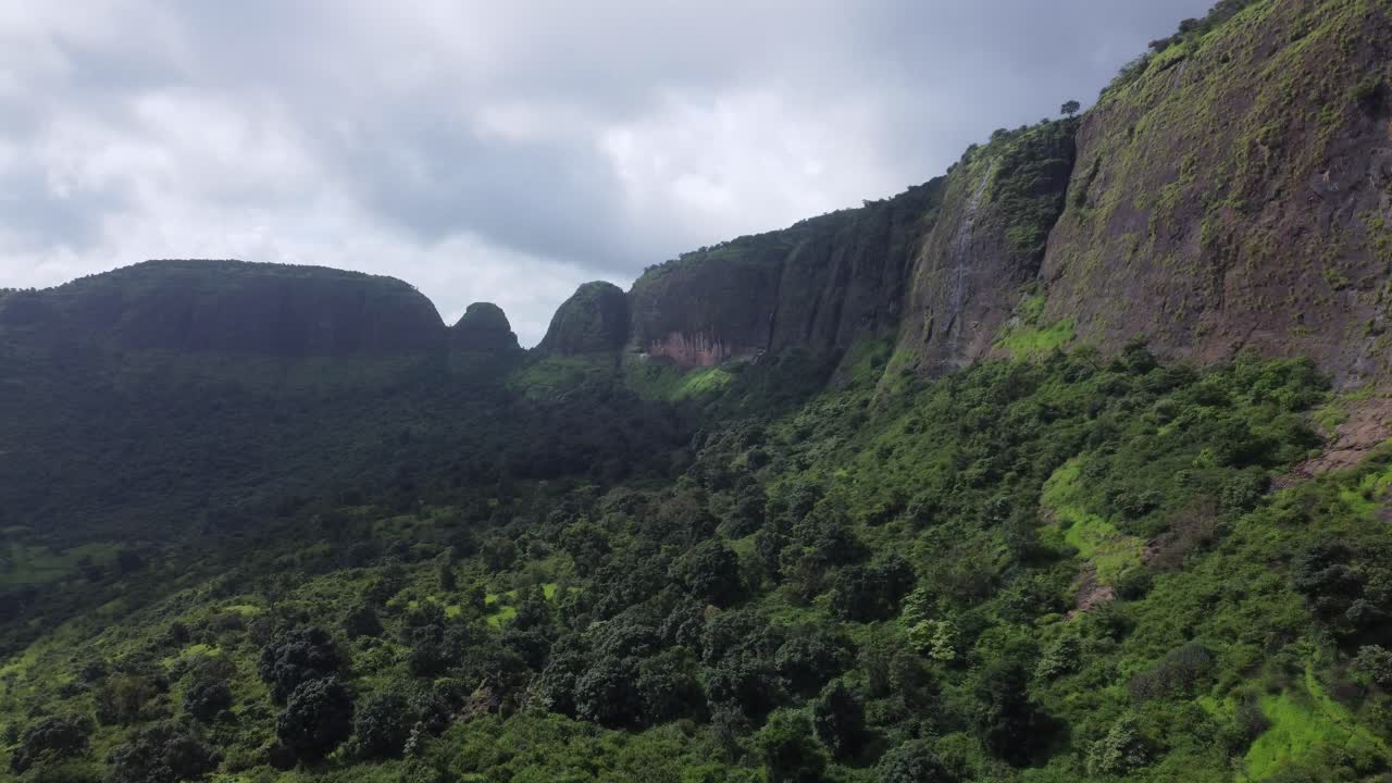 vista aérea de la popular e histórica atracción turística anjaneri fort durante el monzón en trimbakeshwar, nashik, maharashtra, india