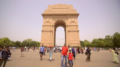 turistas en la puerta de la india