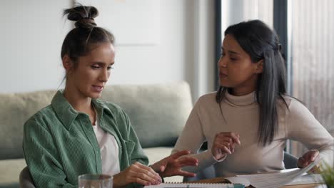 dos mujeres trabajando y analizando algo en casa