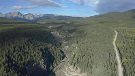 Schotterstraße-Schlängelt-Sich-Durch-Die-Weite-Kanadische-Wildnis,-Alberta,-Kanada