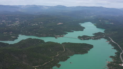 Vista-Aérea-Grande-Del-Lago-Saint-Cassien,-Famoso-Embalse-En-Var-Francia