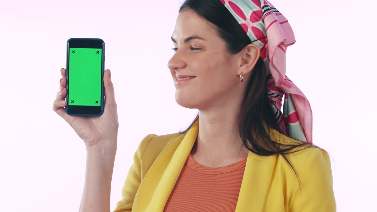 mujer feliz, teléfono y señalando a la pantalla verde