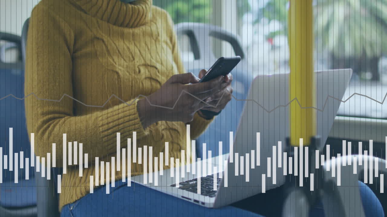 animazione di diagrammi su una donna biraciale usando uno smartphone