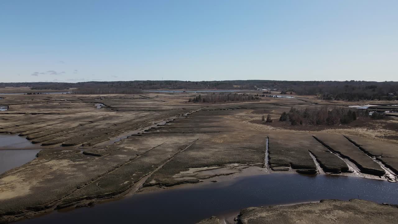 toma aérea descendente de marisma en scituate durante el día soleado con cielo azul