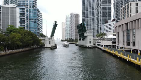 un lujoso yate a motor hace su camino de regreso al puerto en el río miami