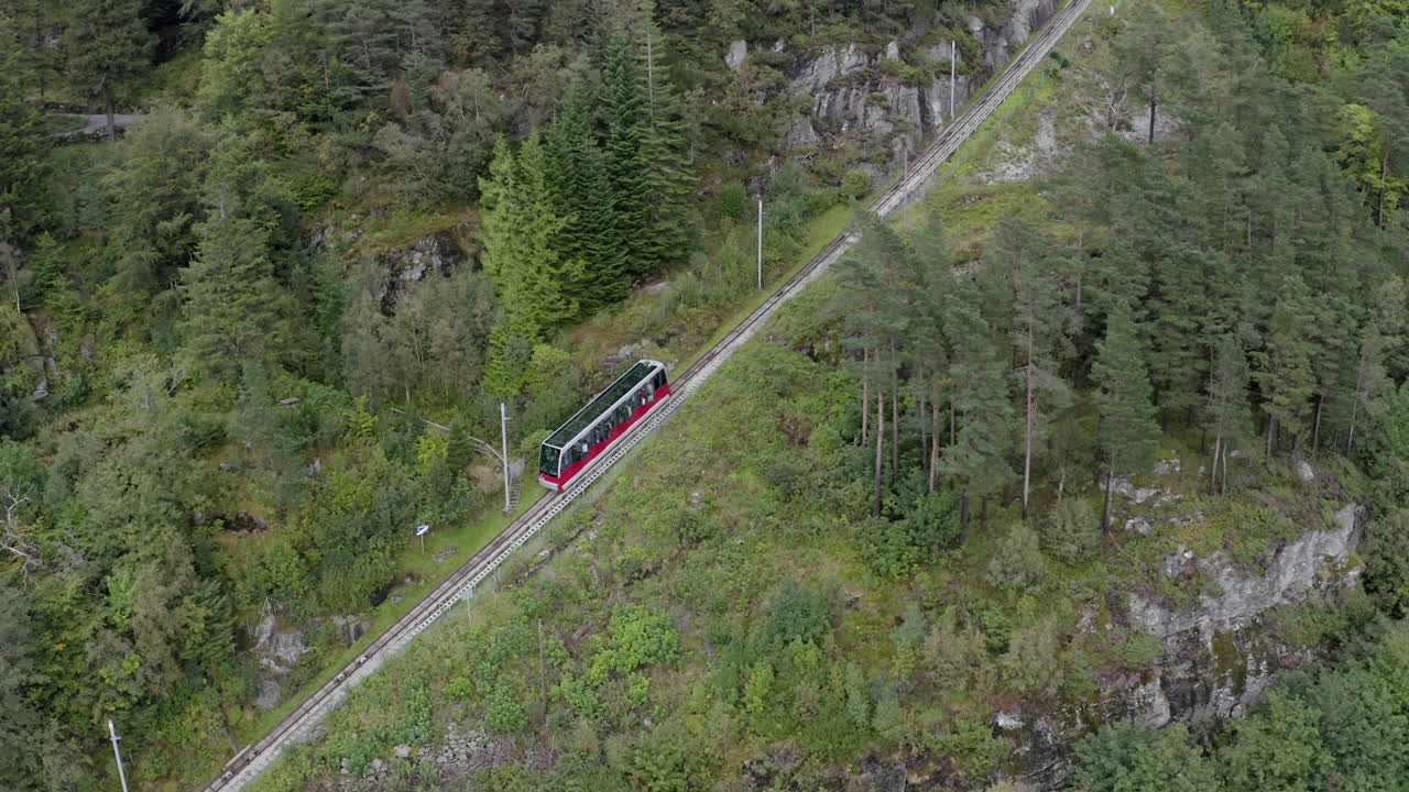 el funicular rojo al monte fløyen acercándose a la estación final en la cumbre