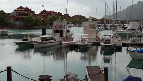 Lapso-De-Tiempo-De-Atraque-De-Yates-Y-Barcos-En-El-Puerto-Deportivo-De-Eden-Island,-Villas-Al-Fondo-Mahe,-Seychelles,-25-Fps