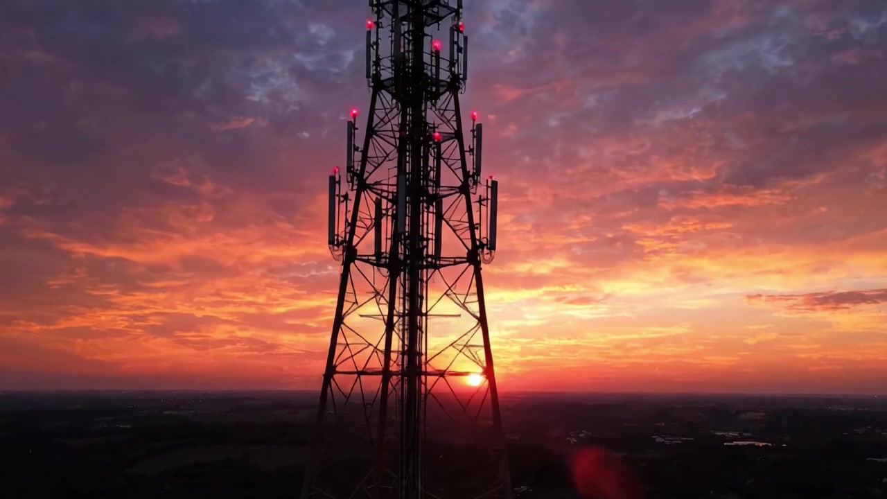 Un tramonto maestoso su torri di comunicazione: catturare l'intricata silhouette delle strutture contro un cielo vibrante al crepuscolo.