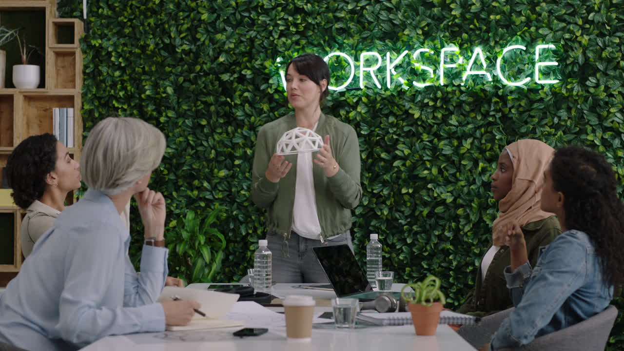 백인 사업가 여성이 사무실에서 지오데식  ⁇  모델을 발표하고 엔지니어들을 만나고 창의적인 디자인 솔루션을 브레인스토밍하고 스타트업 작업장 프레젠테이션 계획 이니셔티브에 대한 아이디어를 논의합니다.