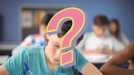 animación de un signo de interrogación rosa sobre un escolar caucásico escribiendo en el escritorio en el aula