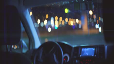 el coche vacío se encuentra en la carretera de la ciudad de la noche