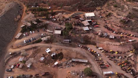 Toma-De-Drones-De-La-Ciudad-Fantasma-De-Jerome,-Edificios-Rústicos-Y-Vehículos-En-Una-Mina-Abandonada.