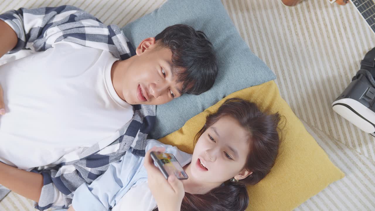 휴식을 취하고 스마트폰을 사용하는 부부