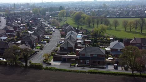 Vista-Aérea-De-La-Urbanización-Escocesa-Sobrevolando-Las-Casas-De-La-Comunidad-Residencial-De-Tierras-De-Cultivo-De-Inglaterra