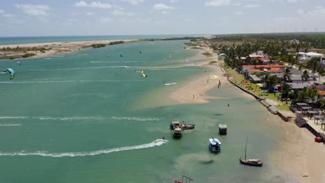 isla guajiru en brasil, drone volando sobre muchos kitesurfistas cerca de la costa del océano atlántico