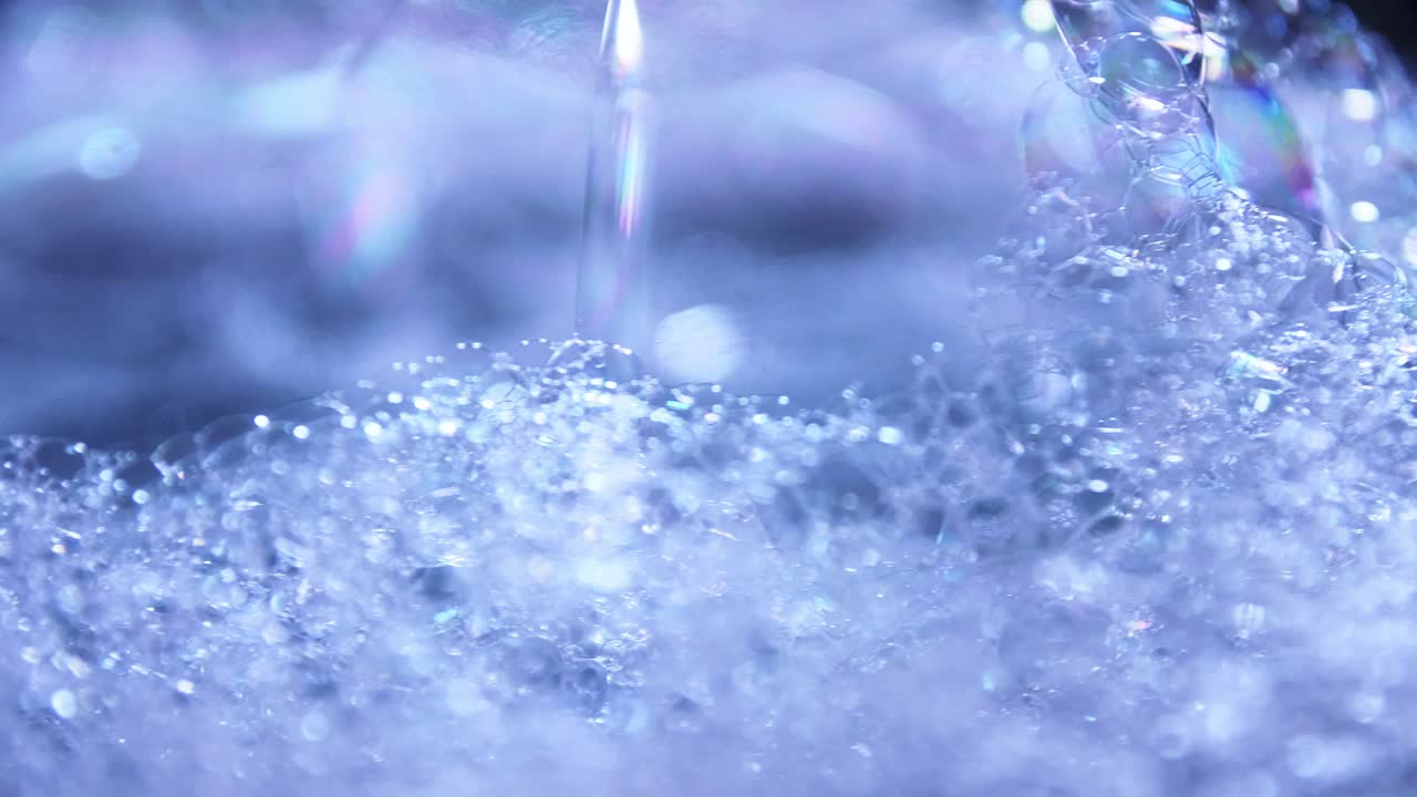 무지개 반사가 있는 사실적인 투명한 비누 거품