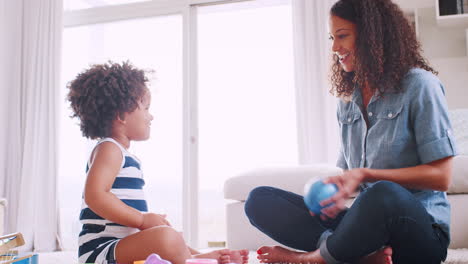 Joven-Negra-Y-Su-Pequeña-Hija-Jugando-Con-Pelota