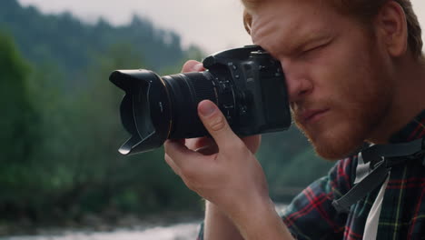 hombre tomando fotos con una cámara fotográfica