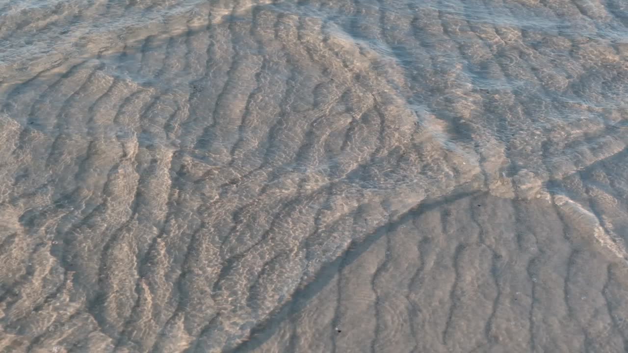 fondo de agua rodando y ondulando en suelo arenoso