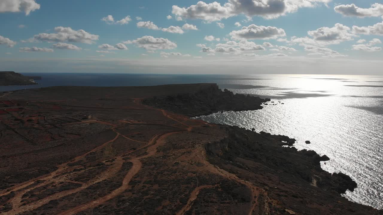video aéreo de drones del norte de malta cerca de la torre ghajn znuber