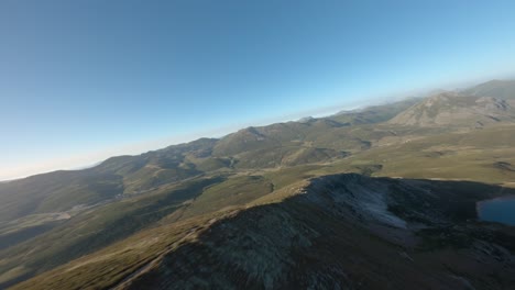 lago de montaña en españa durante la puesta o el amanecer, vista aérea de fpv