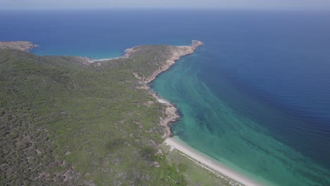 clam bay con pintoresca playa en great keppel island, queensland, australia - toma aérea de drones