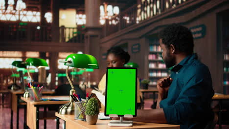 equipo afroamericano estudiando para exámenes junto a la pantalla de la llave chroma