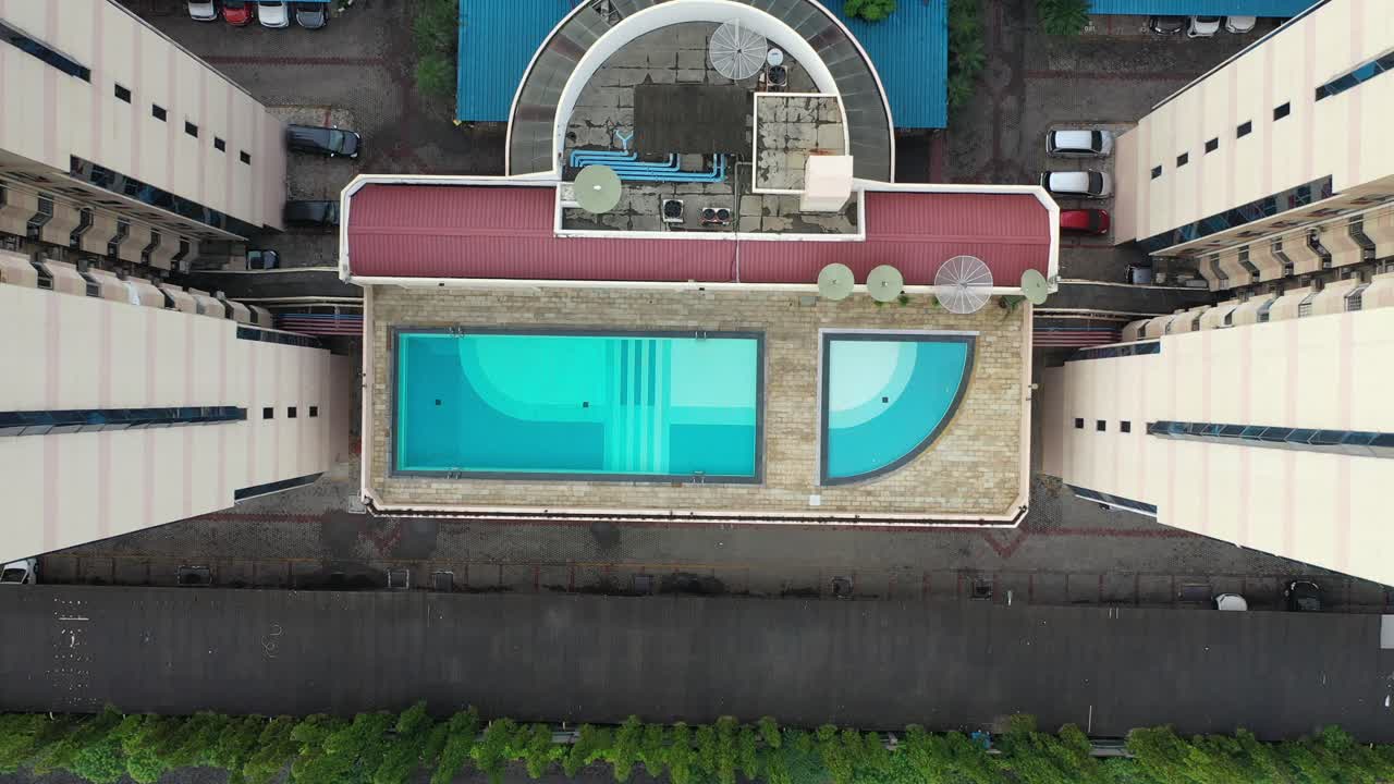 지붕 에 수영장 이 있는 아파트 건물 의 공중 사진