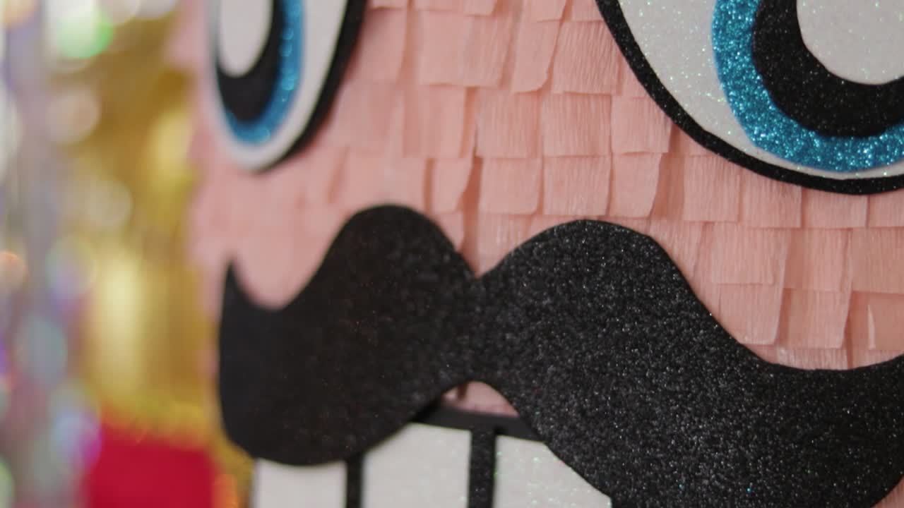 soldado de papel cascanueces pinata navideña con brillo dorado brillante