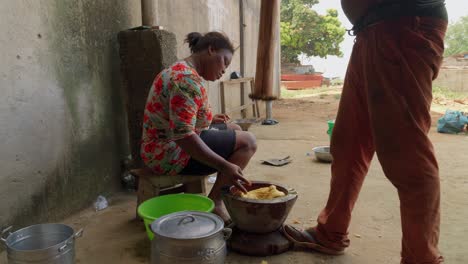 Fufu-Comida-Tradicional-Africana-De-Ghana,-Primer-Plano-De-La-Preparación-De-Alimentos-En-La-Calle