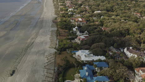 Sea-Island-Georgia-Vista-Aérea-V5-De-Pájaro-De-La-Playa-Y-Mansiones-Junto-Al-Agua---Marzo-De-2020