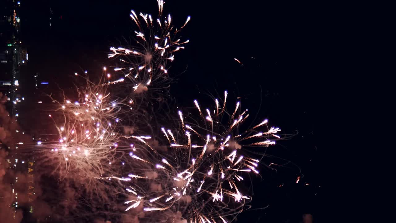 bucle sin fisuras de fuegos artificiales reales ilumina el cielo con deslumbrantes exhibiciones en el cielo nocturno