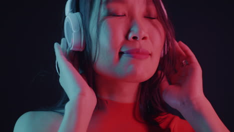 woman listening to music with headphones