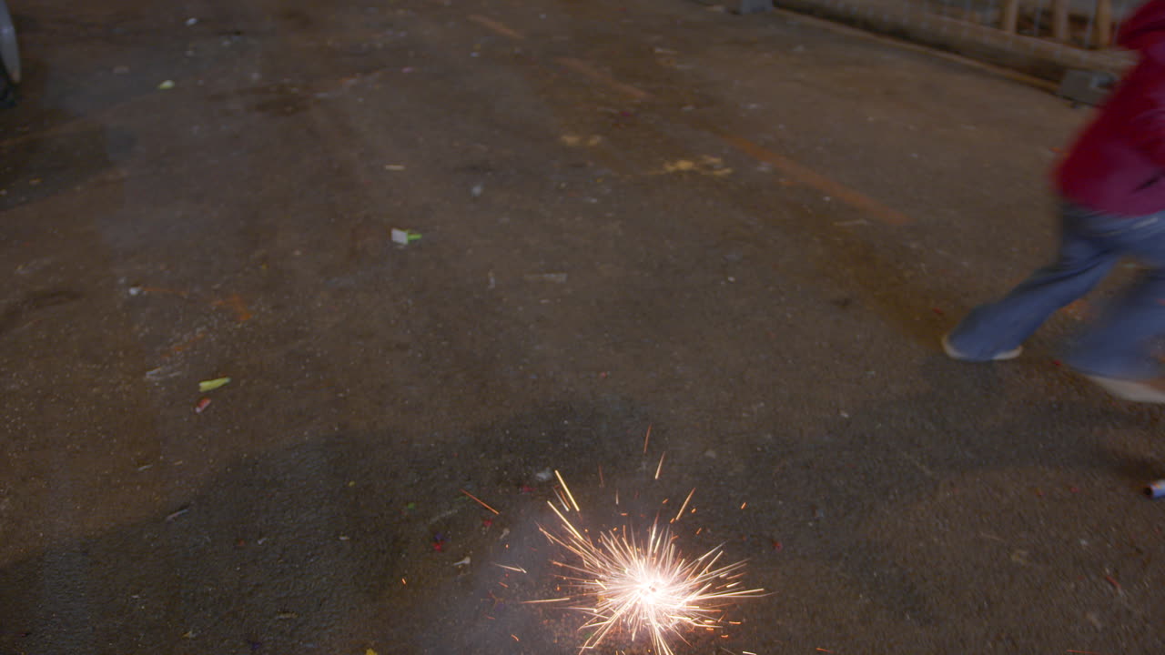 chica limpiando la basura de fuegos artificiales en la calle