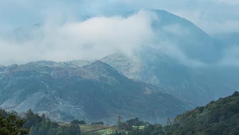 niebla de lapso de tiempo del distrito de los lagos arremolinándose en las montañas - grags arrugados de lucio frío del banco rojo, grasmere, parque nacional del distrito de los lagos, patrimonio mundial de la unesco