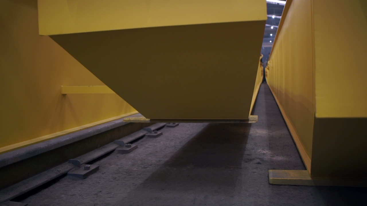 componentes metálicos amarillos en una instalación de fabricación