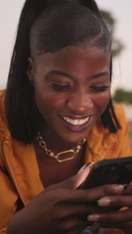 Mujer-Joven,-Negra-Y-Teléfono-Inteligente-Al-Aire-Libre