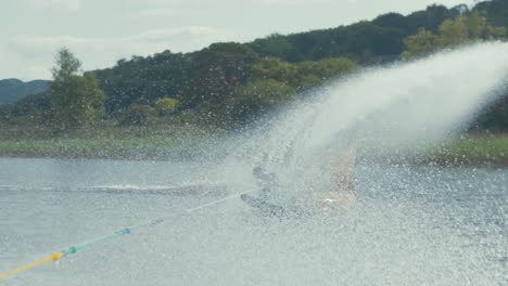 Wasserski-Slalom,-Enges-Seil-Springt-Zurück,-Scheitert