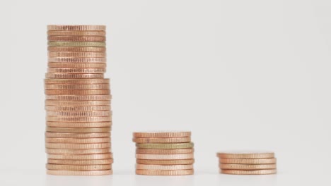 el dedo recoge pequeñas monedas y las apila.