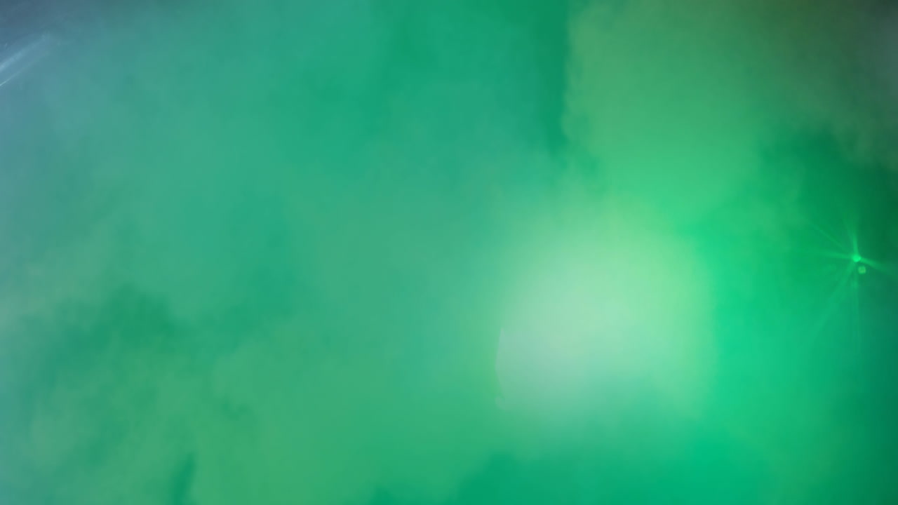 composición de las luces verdes de la discoteca y hielo seco