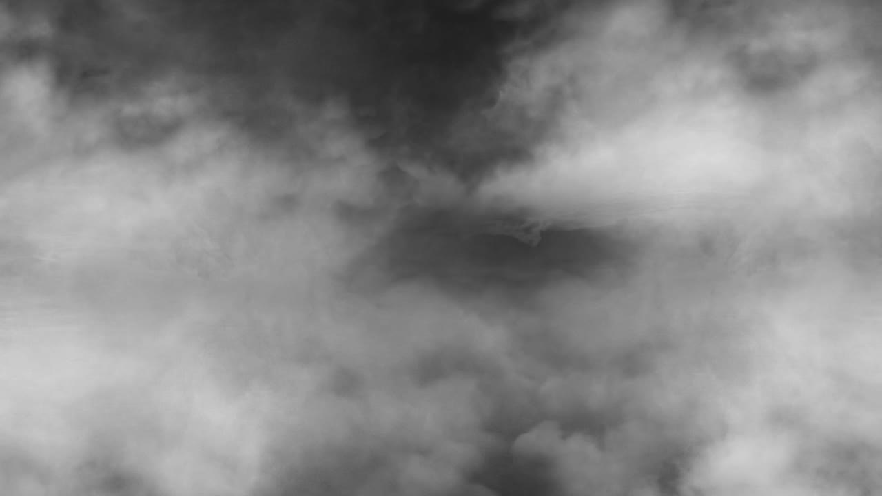 뇌우와 함께 하늘에서 움직이는 흰색과 어두운 회색 구름