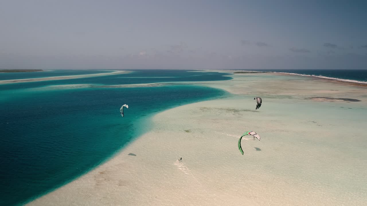 Kitesafari Caribiske Hav, droneoptagelse af mand, der starter kitesurf på turkis havvand, Los Roques