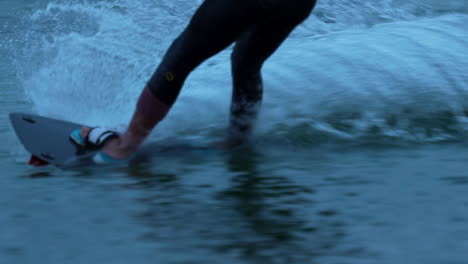 Vergrößerte-Ansicht-Eines-Windsurferbretts,-Das-Durch-Dunkles-Wasser-Schneidet