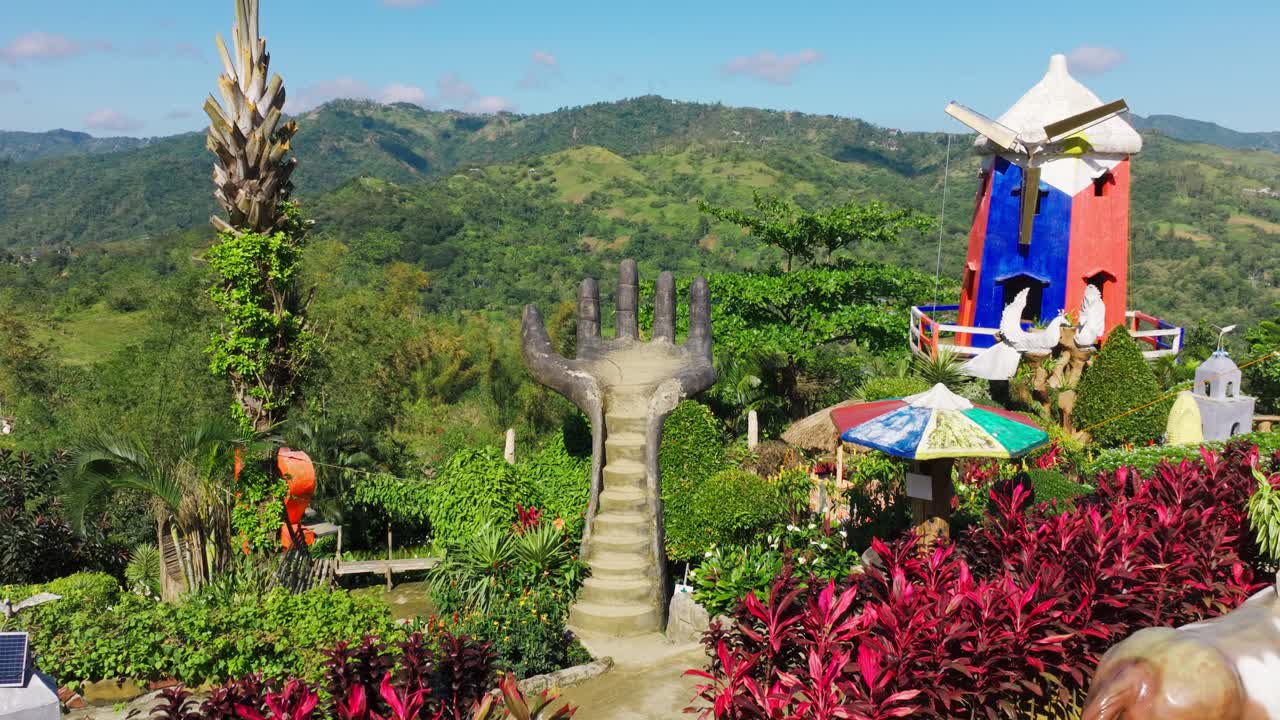 Gambar statis pembuka patung palem ikonik di Sirao Garden yang cerah, Cebu