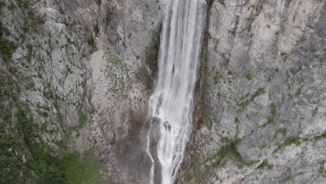 video de un avión teledirigido con grúa ascendente descriptivo frente a la cascada de boka en eslovenia