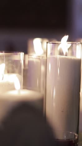 velas decorativas en la mesa de la boda