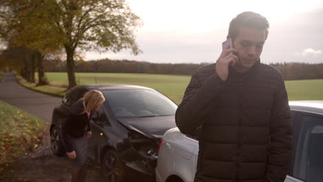 Hombre-Llamando-Para-Informar-De-Un-Accidente-Automovilístico-En-Una-Carretera-Rural